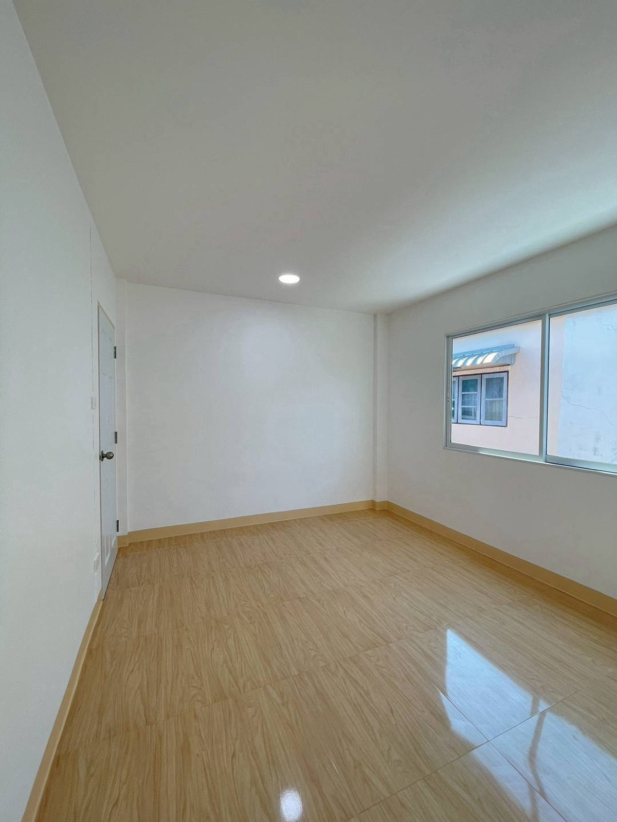 ขายทาวน์โฮมนนทบุรี บางใหญ่ บางบัวทอง : ขายทาวน์เฮาส์ร่มโพธิ์ บางบัวทอง 16 ตร.ว. แต่งมินิมอล ใกล้ MRT บางพลู ฟรีโอน