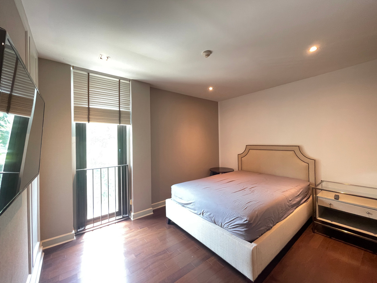 For SaleCondoSathorn, Narathiwat : Luxury Residence in Sathorn Area | Spacious 360 Sq.m. 3-Bedroom Home | Ideal for Family Living in CBD Bangkok, location near Sathorn business zone. And can easily connect to the city, near Saint Louis BTS Station.