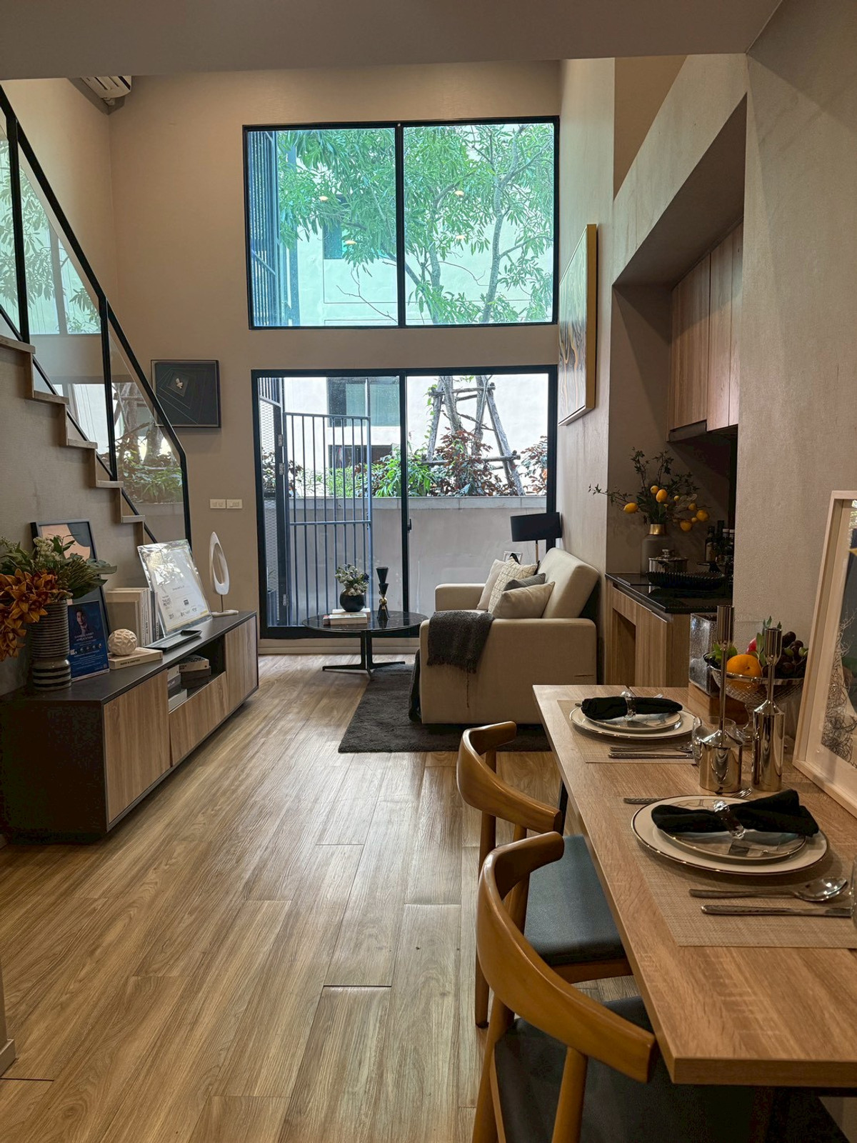 ขายคอนโดสาทร นราธิวาส : คอนโด Duplex 2 ชั้น วิวสวนสวย พร้อมอยู่ ใกล้ BTS สุรศักดิ์ 3.85 ล้านบาท พร้อมตกแต่งเฟอร์นิเจอร์ ลากกระเป๋าเข้าอยู่ได้เลย 