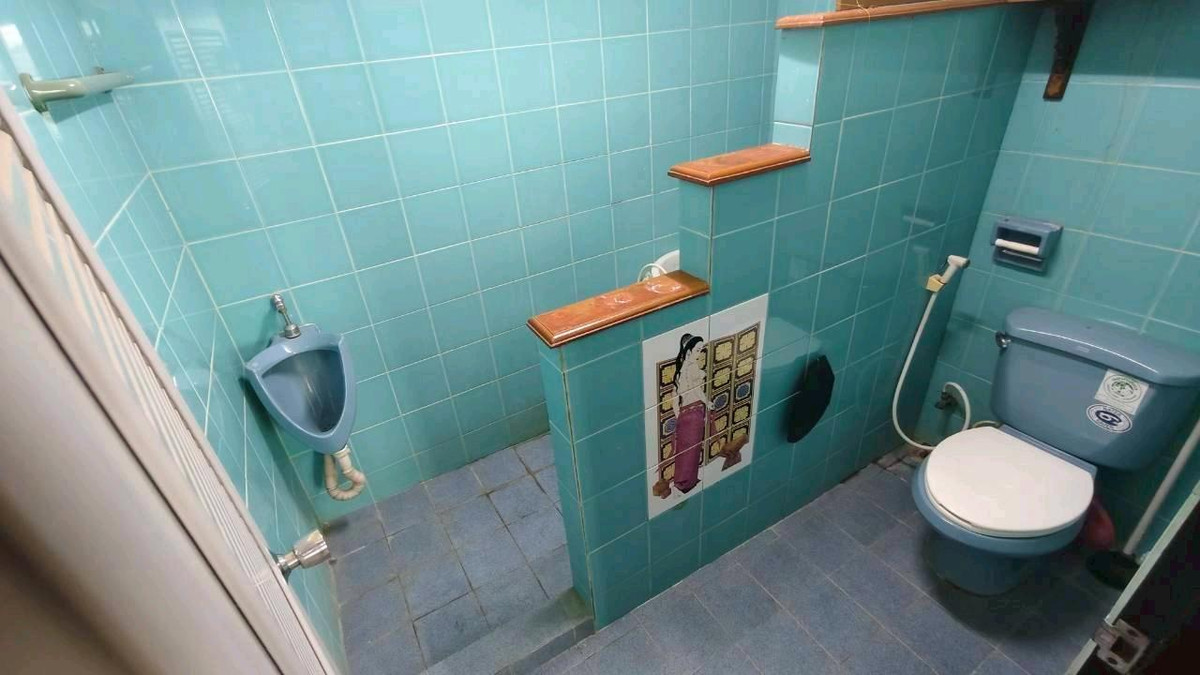 For SaleHousePhitsanulok : For sale: semi-concrete teak house, beautiful, classic, prime location in the heart of Phitsanulok city. Near Central-Buddhist Hospital