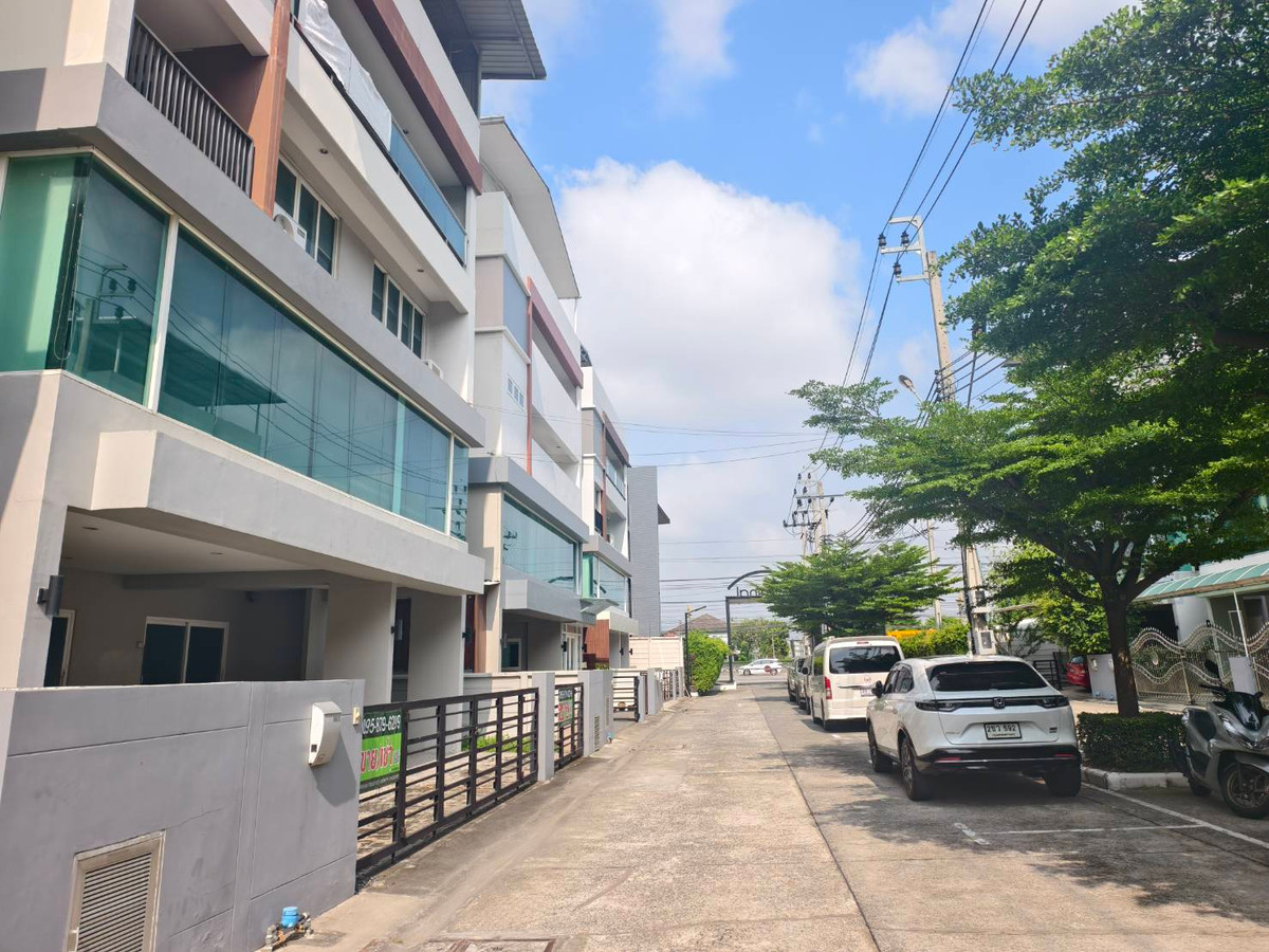 Home OfficeLadkrabang, Suwannaphum Airport : For sale/rent 4-story home office next to The Terminal Suvarnabhumi project, has a built-in elevator, near Suvarnabhumi Airport.