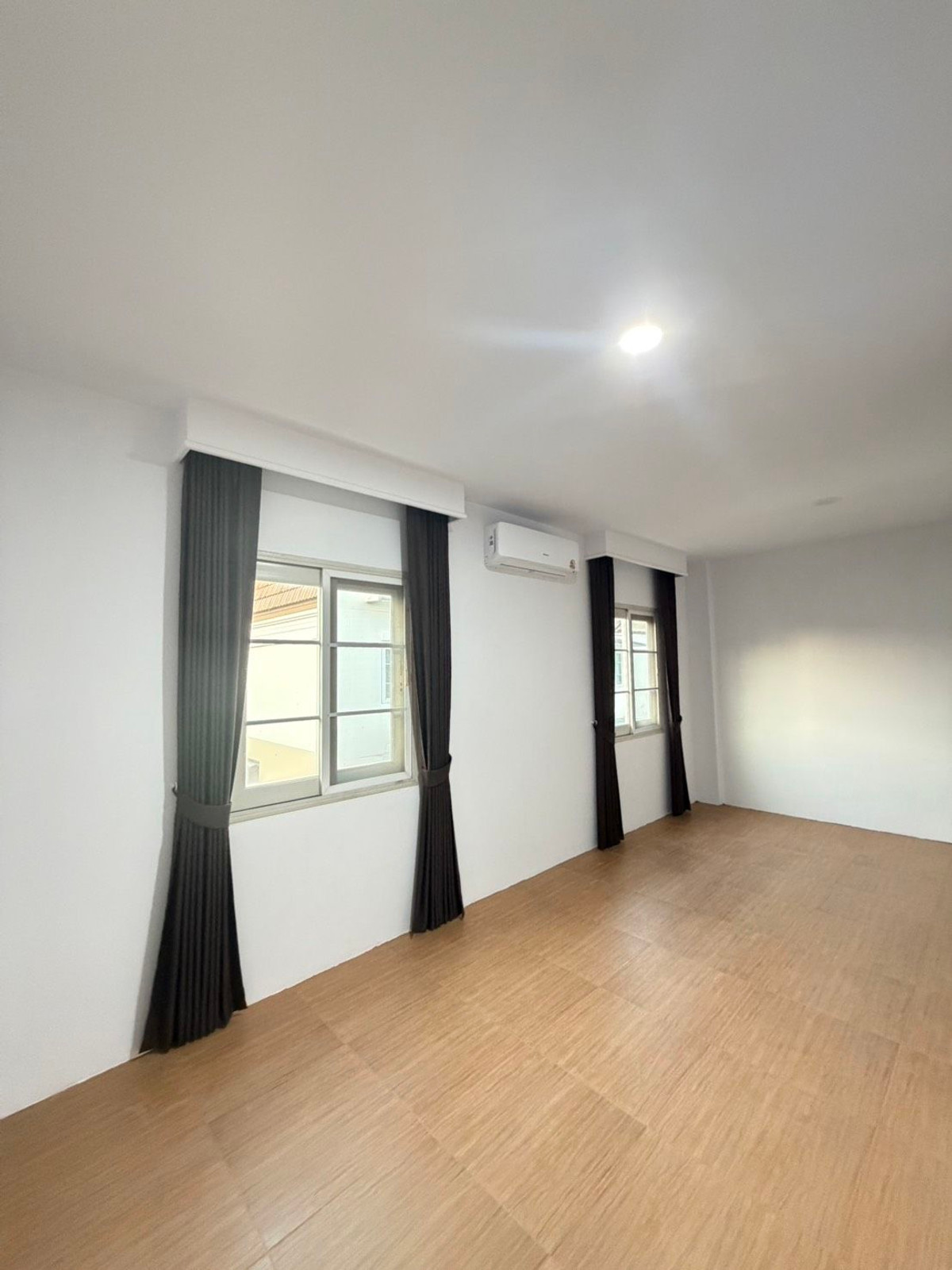 For RentTownhomeThaphra, Talat Phlu, Wutthakat : 3-story townhome, corner room, beautifully decorated, for rent in Phasi Charoen-Bang Wa area. Near BTS Bang Wa, only 1.8 km.