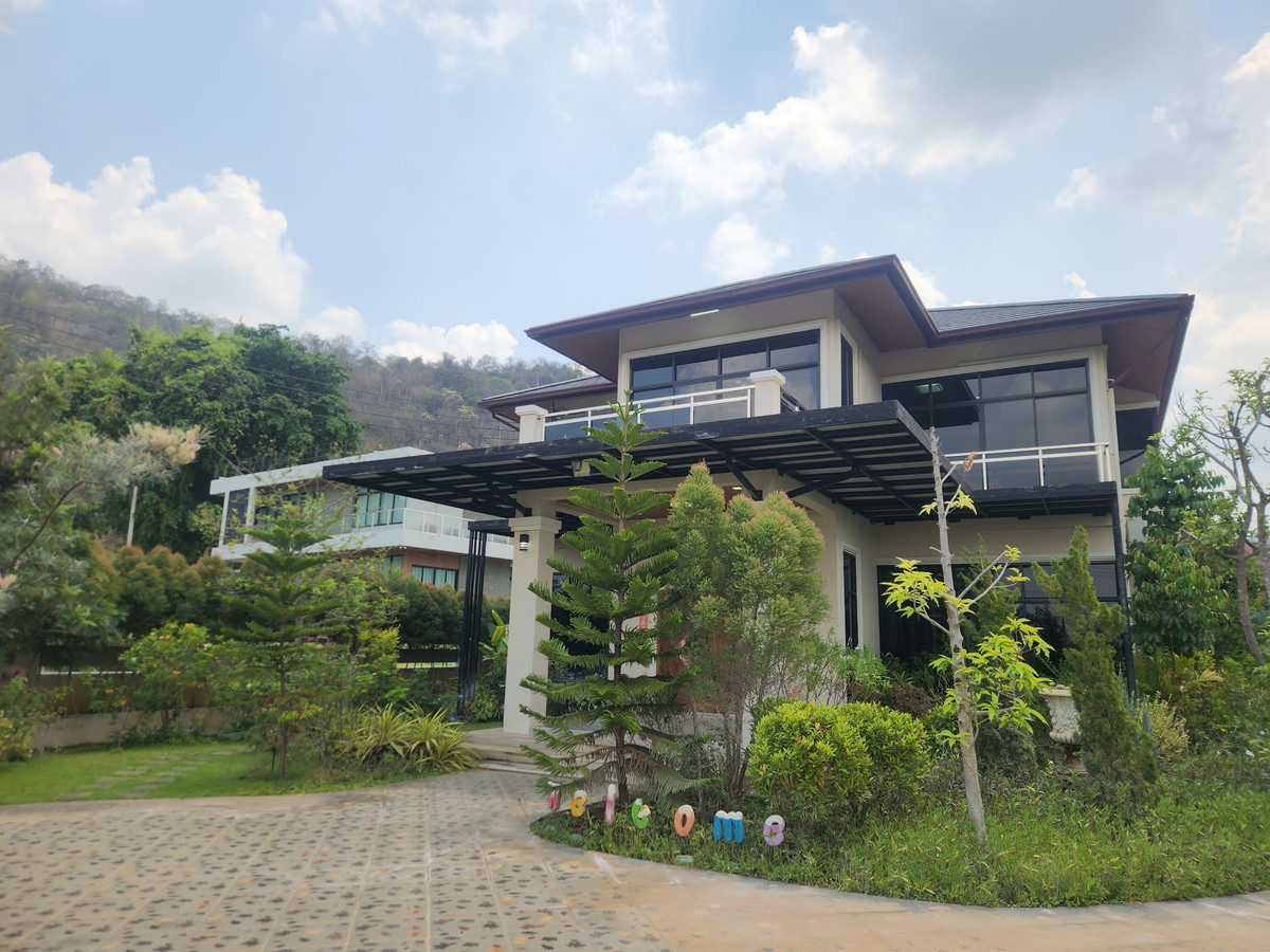 ขายบ้านโคราช นครราชสีมา : ขายบ้านพักตากอากาศหรู เขาใหญ่ พญาเย็น วิวภูเขา | ที่ดิน 300 ตร.วา 3 อาคาร พร้อมสระว่ายน้ำ เฟอร์นิเจอร์ครบ ใกล้ถนนมิตรภาพ