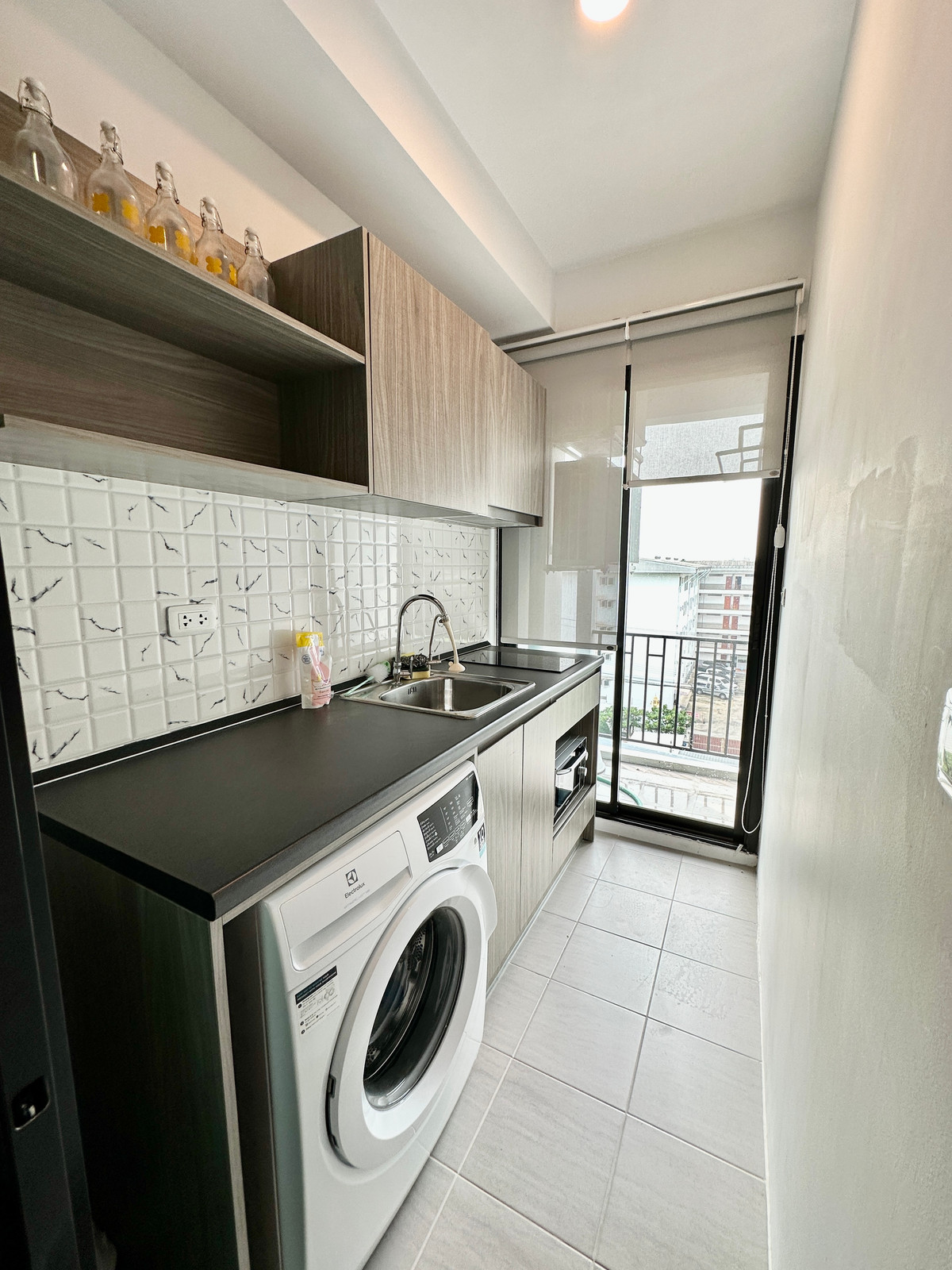 For RentCondoBangna, Bearing, Lasalle : You can get a discount for 2 years. There is a VDO for you to watch (there is a laundry service in the nearest building. 7/11, central area, BTS view) - for rent Notting Hill Sukhumvit 105 near BTS Bearing 400m