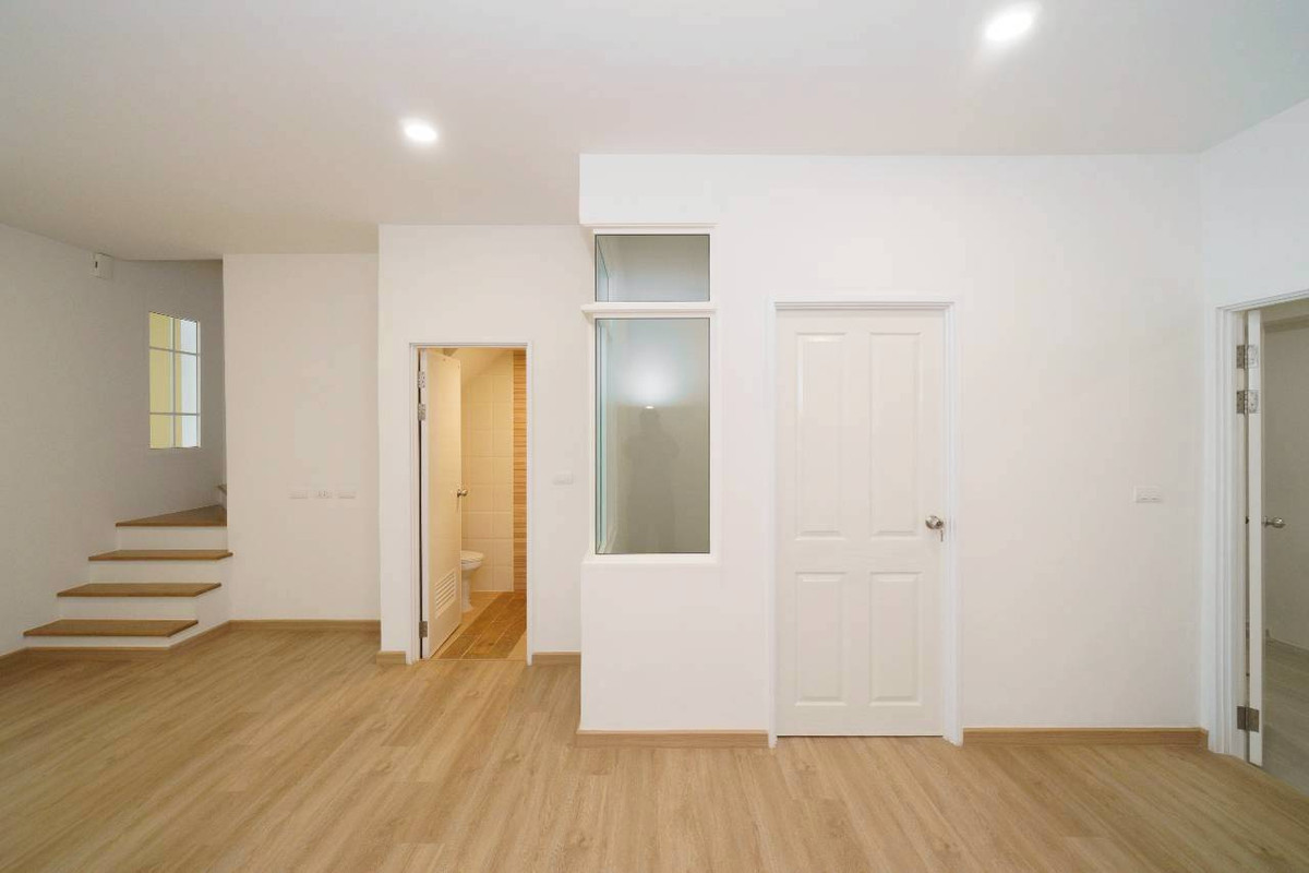 ขายทาวน์โฮมลาดกระบัง สุวรรณภูมิ : 🏡 NEW LISTING | เตรียมรีโนเวท ✨ทิศตะวันออก หลังริม วิวสวน + ไม่ชนใครทั้งหน้า–หลัง! “ซอยต้น + โล่งจริง + เป็นส่วนตัวสุดในโครงการ” ✨