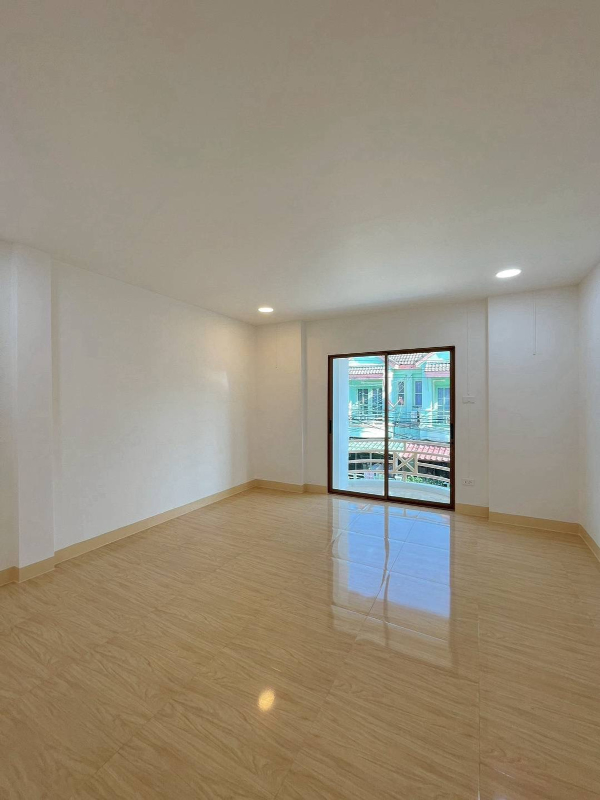 ขายทาวน์โฮมนนทบุรี บางใหญ่ บางบัวทอง : ขายทาวน์เฮาส์ร่มโพธิ์ บางบัวทอง 16 ตร.ว. แต่งมินิมอล ใกล้ MRT บางพลู ฟรีโอน