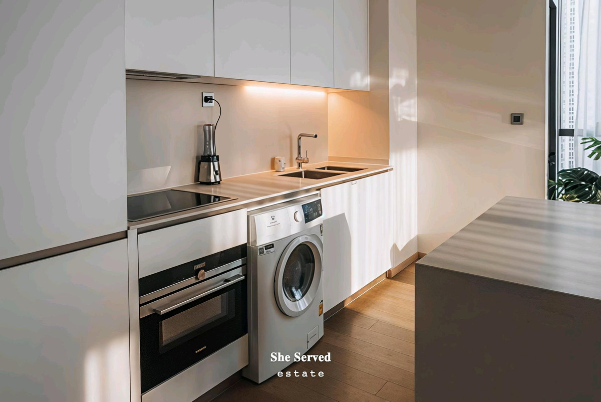 ให้เช่าคอนโดสุขุมวิท อโศก ทองหล่อ : The Strand Thonglor • Size: 91 sq.m. • High floor (10+) • 2 Bedrooms • 2 Bathrooms • Fully furnished 