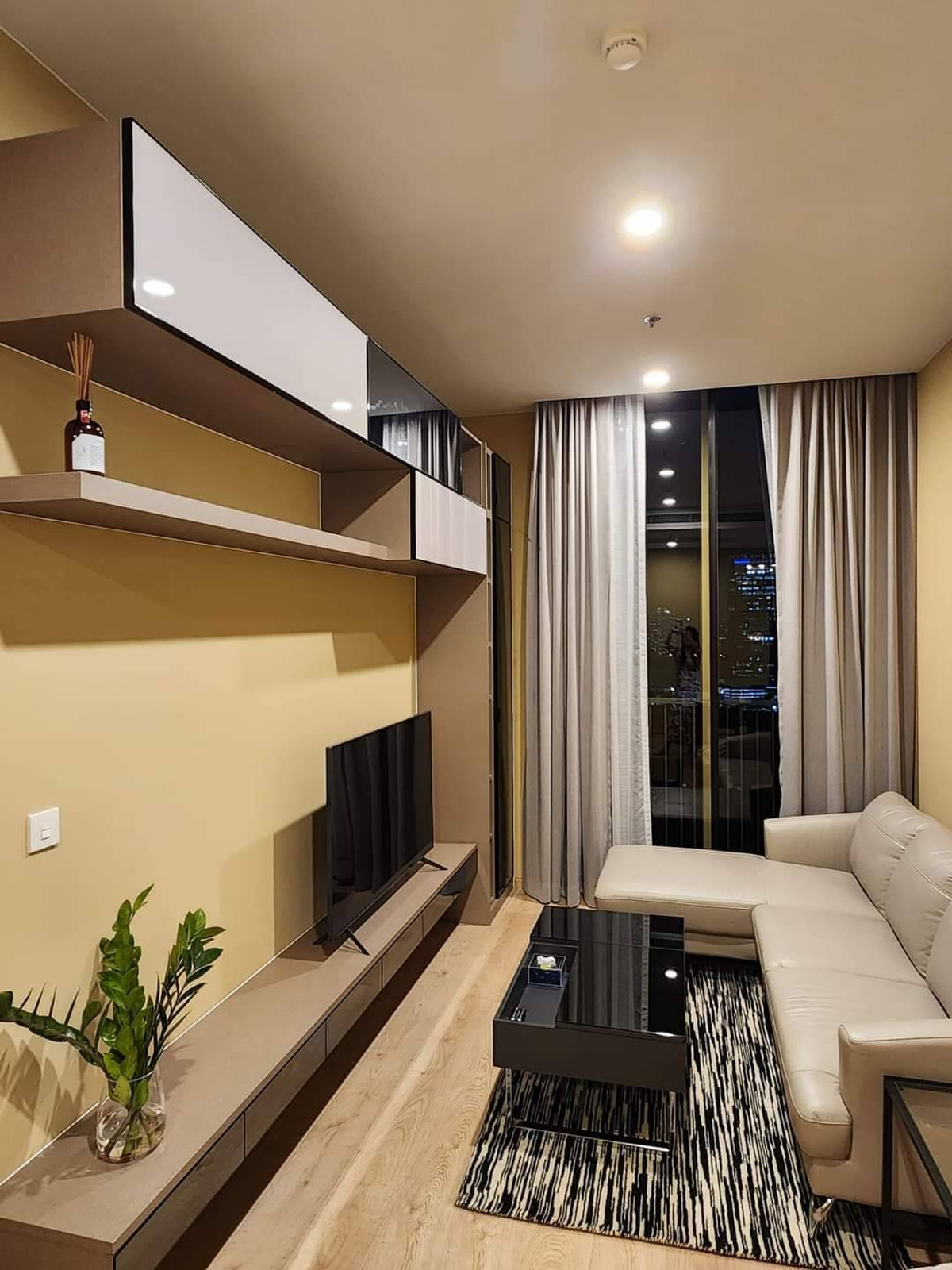 For RentCondoSukhumvit, Asoke, Thonglor : !! Beautiful room for rent, Condo Noble BE19, near BTS Asoke.