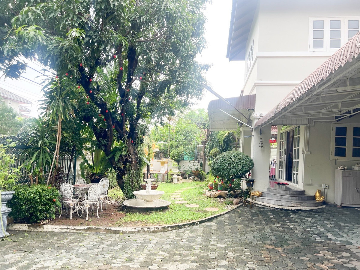 For SaleHouseSukhumvit, Asoke, Thonglor : 2-story detached house, prime location, Sukhumvit 103, large house, wide area, complete functions, with lawn and usable area around the house. Suitable for large families, convenient travel, close to the BTS and many large department stores.