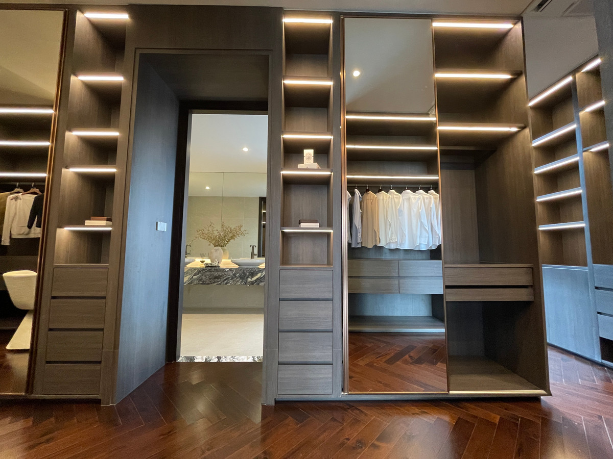 ขายบ้านเลียบทางด่วนรามอินทรา : "หนึ่งเดียวบนเลียบด่วน! Cira Residences บ้านเดี่ยว Ultra-Luxury 3.5 ชั้น พื้นที่ 845 ตร.ม. พร้อมสระว่ายน้ำส่วนตัว | ใกล้ทองหล่อ-พระราม 9 เพียงไม่กี่นาที (สังคมส่วนตัวเพียง 9 ยูนิต)"