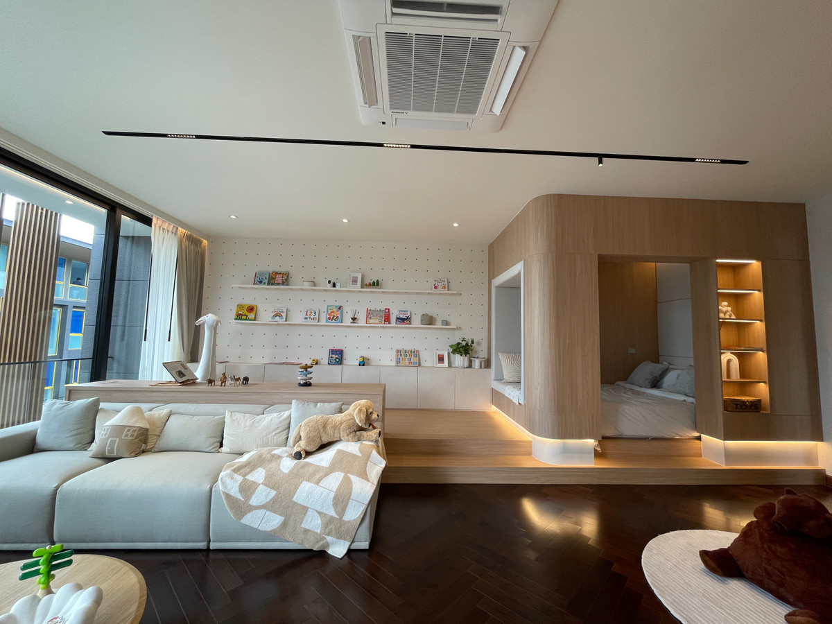 ขายบ้านเลียบทางด่วนรามอินทรา : "หนึ่งเดียวบนเลียบด่วน! Cira Residences บ้านเดี่ยว Ultra-Luxury 3.5 ชั้น พื้นที่ 845 ตร.ม. พร้อมสระว่ายน้ำส่วนตัว | ใกล้ทองหล่อ-พระราม 9 เพียงไม่กี่นาที (สังคมส่วนตัวเพียง 9 ยูนิต)"