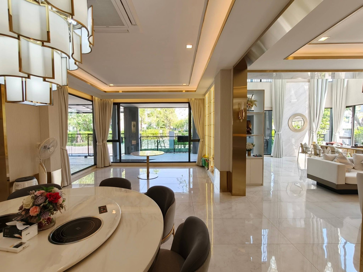 ขายบ้านพัฒนาการ ศรีนครินทร์ : Grand Bangkok Boulevard East Rama 9 บ้านเดี่ยวหรู 3 ชั้น พื้นที่ใช้สอย 827 ตร.ม. พร้อมเฟอร์นิเจอร์ทั้งหลัง Please call: 082-894-4624