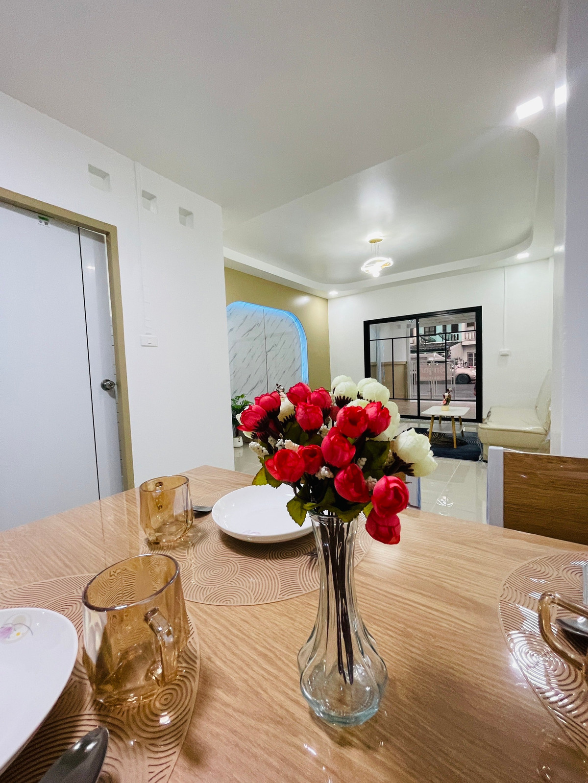 ขายทาวน์โฮมนนทบุรี บางใหญ่ บางบัวทอง : ขายทาวน์เฮ้าส์ร่มเงาไม้ วัดลาดปลาดุก หลังมุมติดถนนเมน 16 ตร.ว. ค้าขายได้ ฟรีโอน