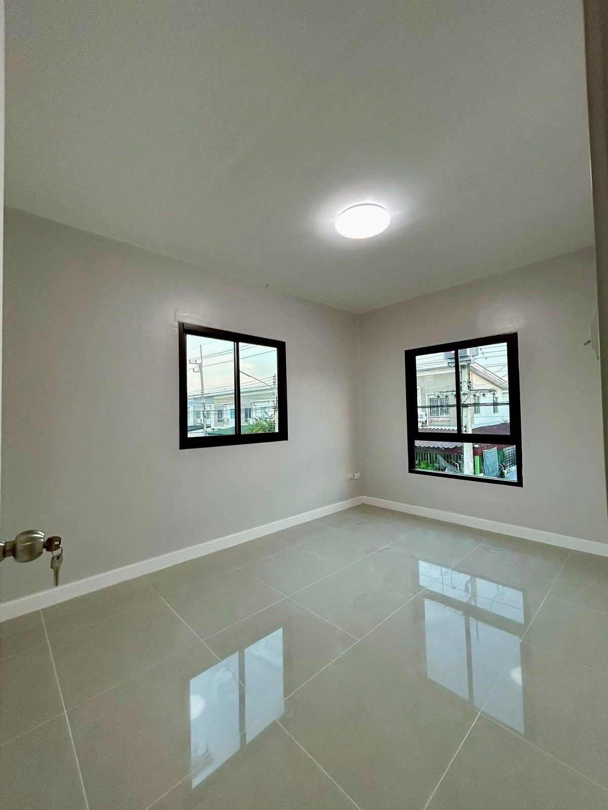 ขายทาวน์โฮมปทุมธานี รังสิต ธรรมศาสตร์ : ขายทาวน์เฮาส์พฤกษา 64/2 คลองสาม หลังมุม 24 ตร.ว. แต่งใหม่พร้อมอยู่ ฟรีโอน