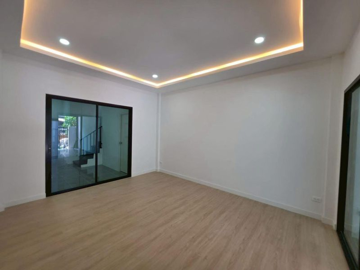 ขายทาวน์โฮมนวมินทร์ รามอินทรา : ขายทาวน์โฮม 2 ชั้น หมู่บ้านตะวันนา จตุโชติ 12 (Tawanna Chatuchot 12) ขนาด 17 ตารางวา 2 ห้องนอน ถนนจตุโชติ แขวงออเงิน เขตสายไหม กรุงเทพมหานคร