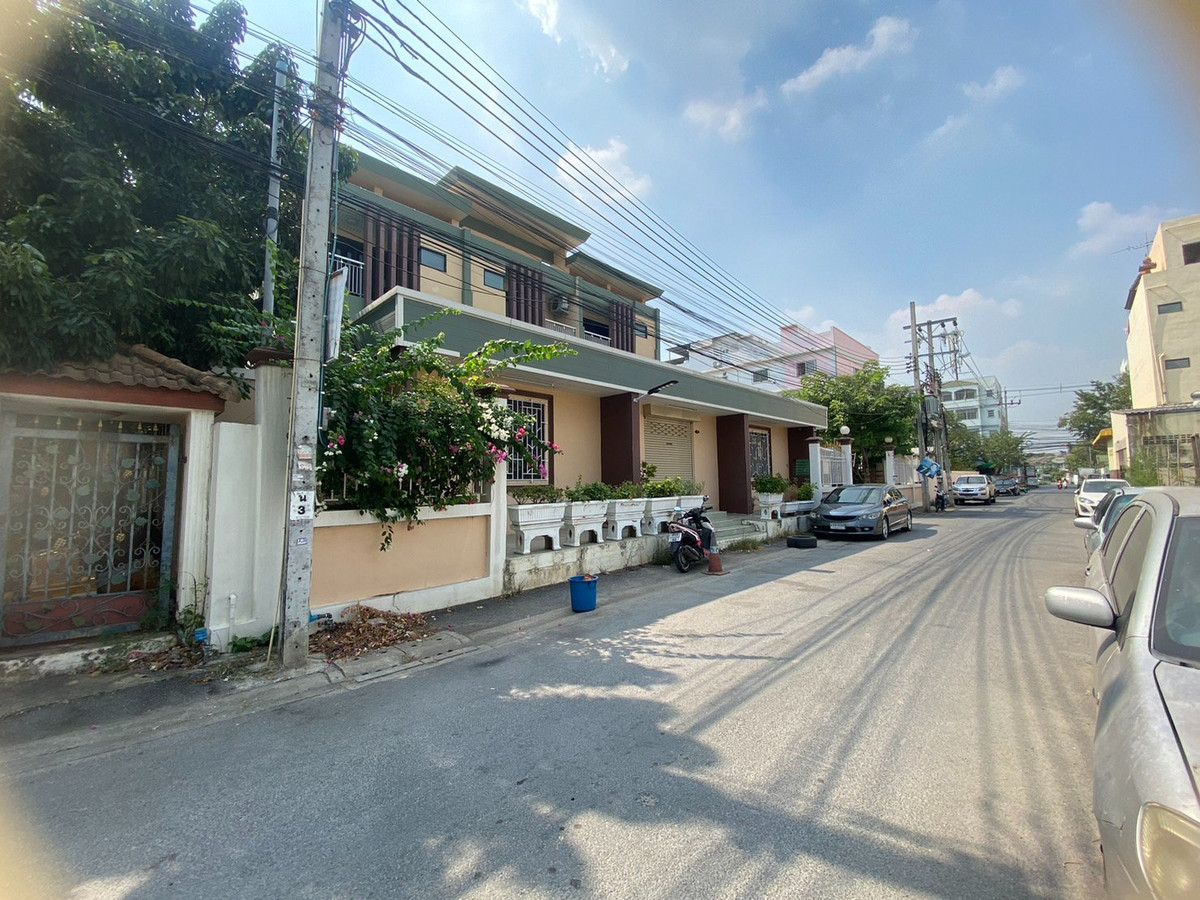 For RentOfficeVipawadee, Don Mueang, Lak Si : 🏬 Luxury Office Building for Rent 📐️Usable area 728 sqm. ✈️Close to Don Mueang International Airport 