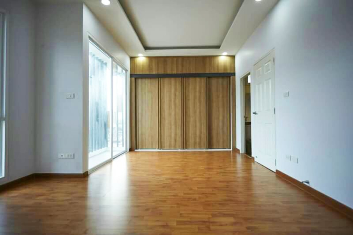 ให้เช่าบ้านสมุทรปราการ สำโรง : ให้เช่า บ้านแฝด 2 ชั้น ม.เมอริทแกรนด์ สุวรรณภูมิ บ้านสวย สภาพดี พร้อมอยู่ ทำเลดี เข้า-ออกได้หลายทาง ราคา 16,000 บาท