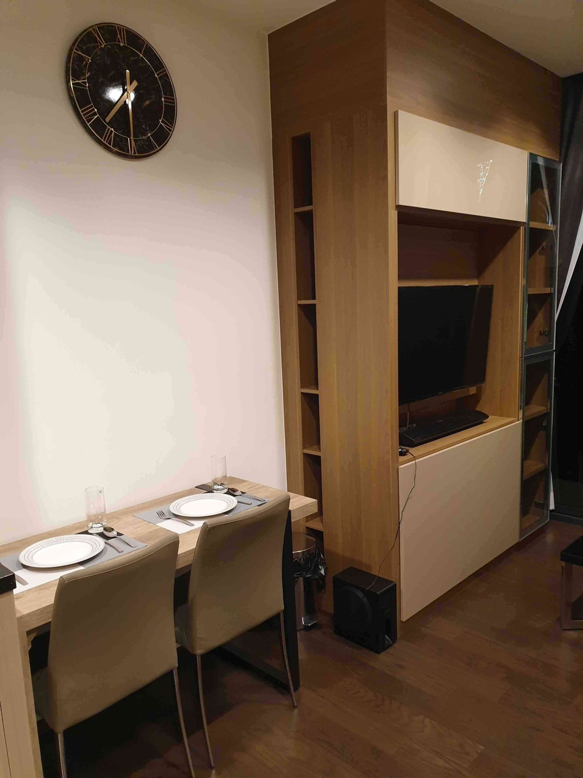 For SaleCondoRatchathewi,Phayathai : High-floor unit, beautifully decorated, great value. Condo for sale at The Line Ratchathewi by Sansiri. Only 220 meters to BTS Ratchathewi and 850 meters to Siam Paragon. Urgent sale.