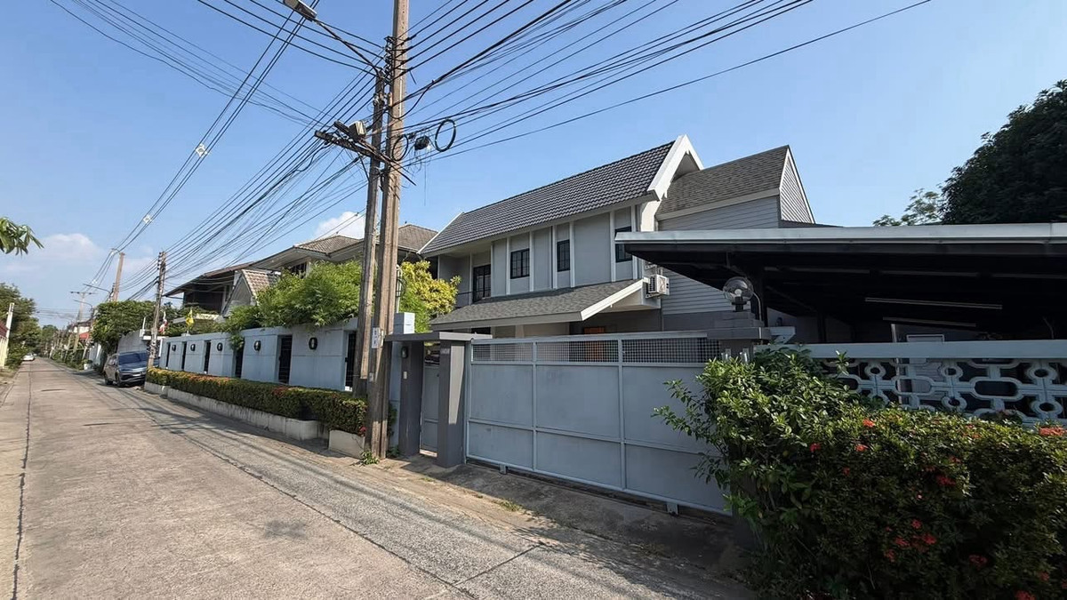 For RentHome OfficeRatchadapisek, Huaikwang, Suttisan : 🏙️For rent, 2-story detached house, Soi Ratchada 32, suitable for living or home office ⚡️🔥
