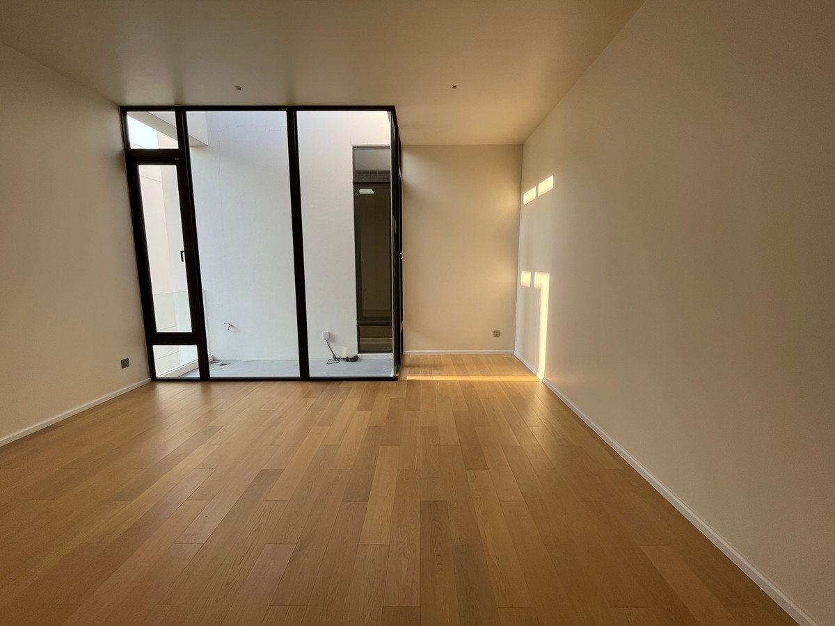 ขายบ้านเลียบทางด่วนรามอินทรา : 🔥 EXCLUSIVE PROMOTION 🔥โอกาสสุดท้ายในการครอบครองในราคาพิเศษที่สุด [ขาย] 💎 Ultra Luxury Show Unit | ELIVA Ekkamai - Eastville 💎 บ้านเดี่ยวหรู 3 ชั้น ดีไซน์ Mid-Century Modern — ความเป็นส่วนตัวสูงสุดเพียง 4 ยูนิตในโครงการ!