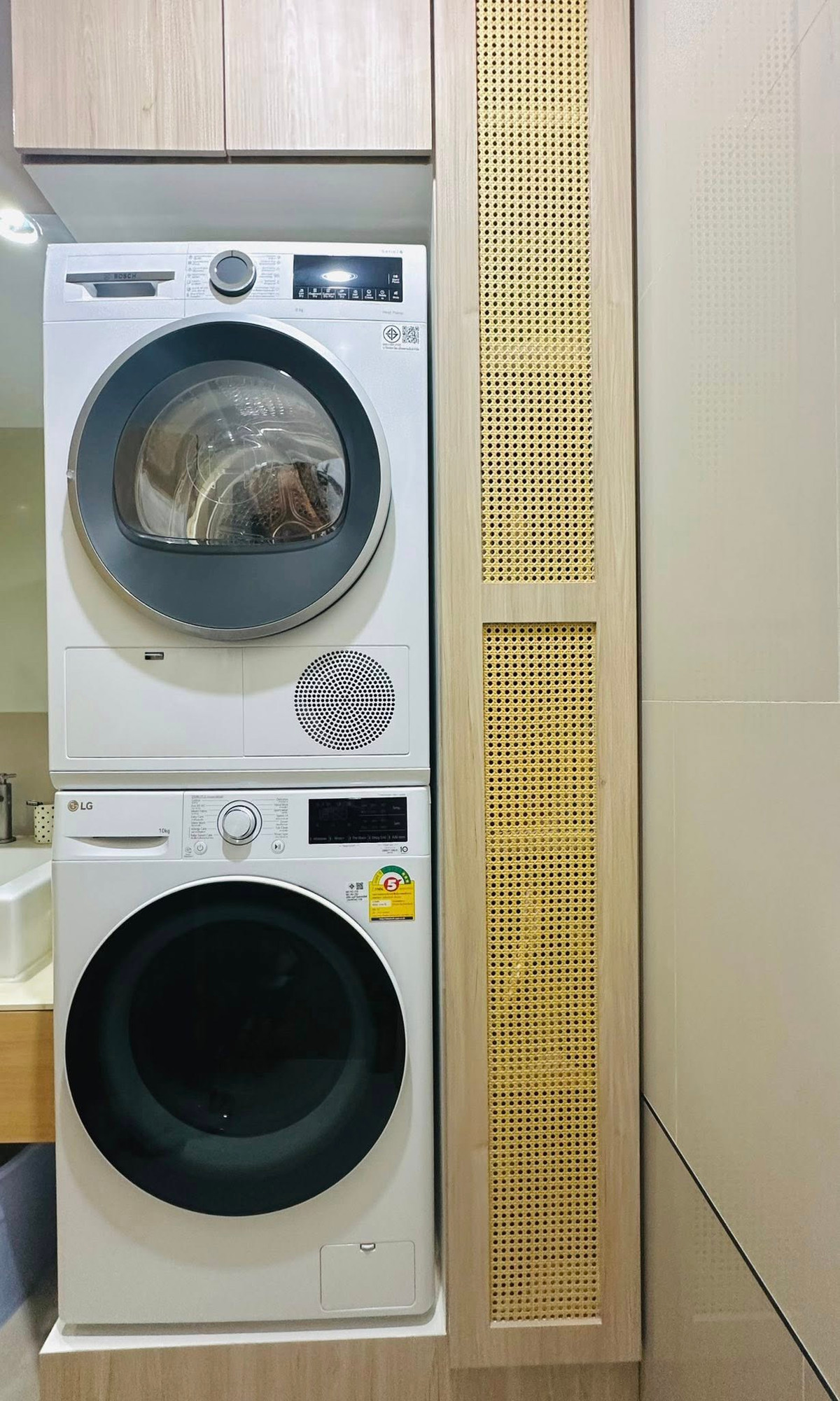 For RentCondoLadprao, Central Ladprao : Whoever is looking for a spacious room in Lat Phrao, this room is the answer to your needs. The Issara Lat Phrao is ready to move in. Call 063-6165390.