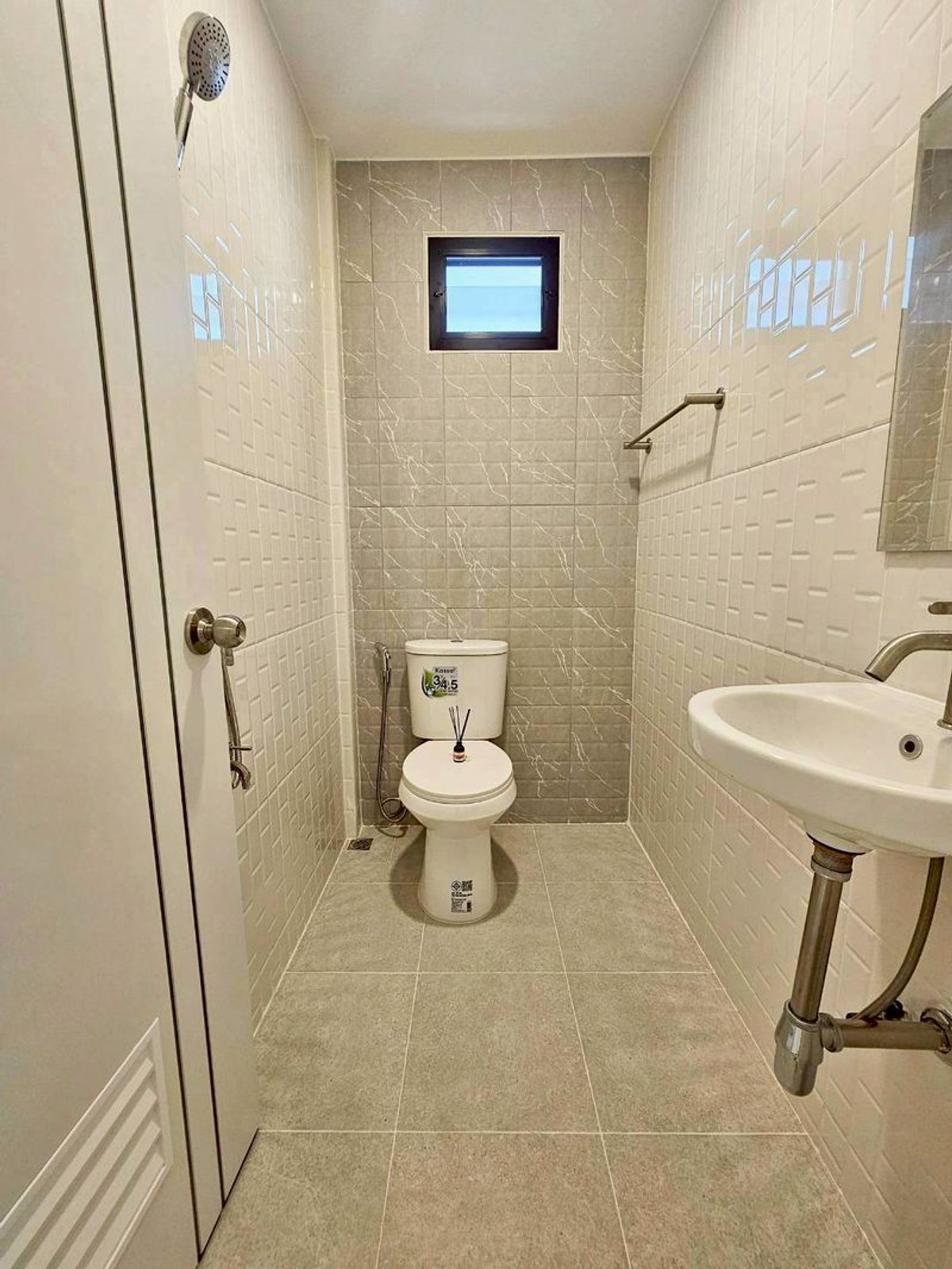 ขายทาวน์โฮมวิภาวดี ดอนเมือง หลักสี่ : ขาย ‼️ ทาวน์เฮ้าส์ หมู่บ้านอยู่เจริญ 2 ชั้น เนื้อที่ 17.5 ตารางวา 2 ห้องนอน 2 ห้องน้ำ ซอยวิภาวดีรังสิต 37 ติดถนนวิภาวดีรังสิต แขวงสนามบิน เขตดอนเมือง กรุงเทพมหานคร (ทำเลดี ตรงข้ามสนามบินดอนเมือง )