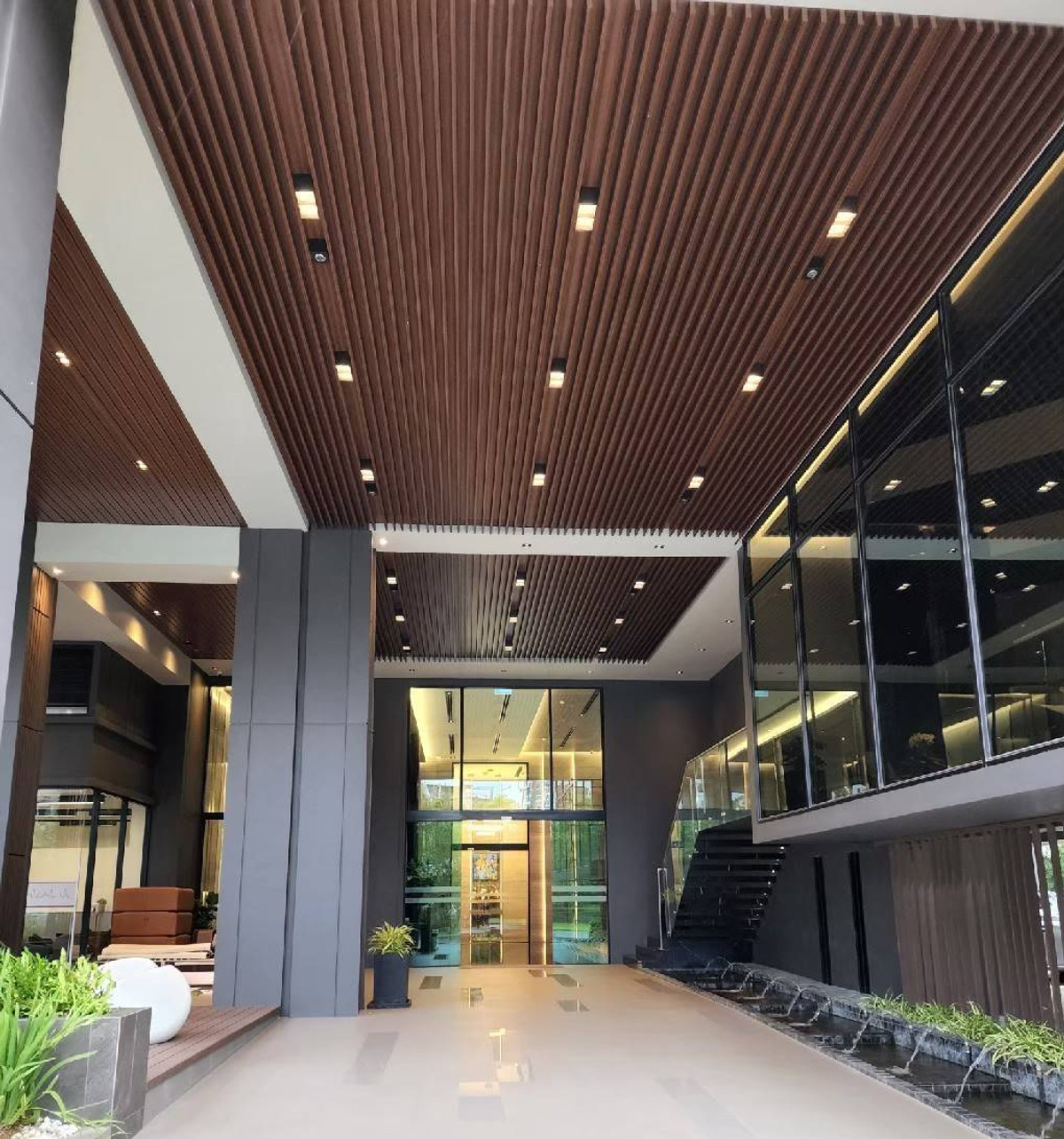 ให้เช่าคอนโดวงเวียนใหญ่ เจริญนคร : ให้เช่า/ขาย คอนโด Supalai Loft Prajadhipok-Wongwian Yai  70.5 ตร.ม. ห้องหัวมุม วิวสระว่ายน้ำ 2ิbed 2bath