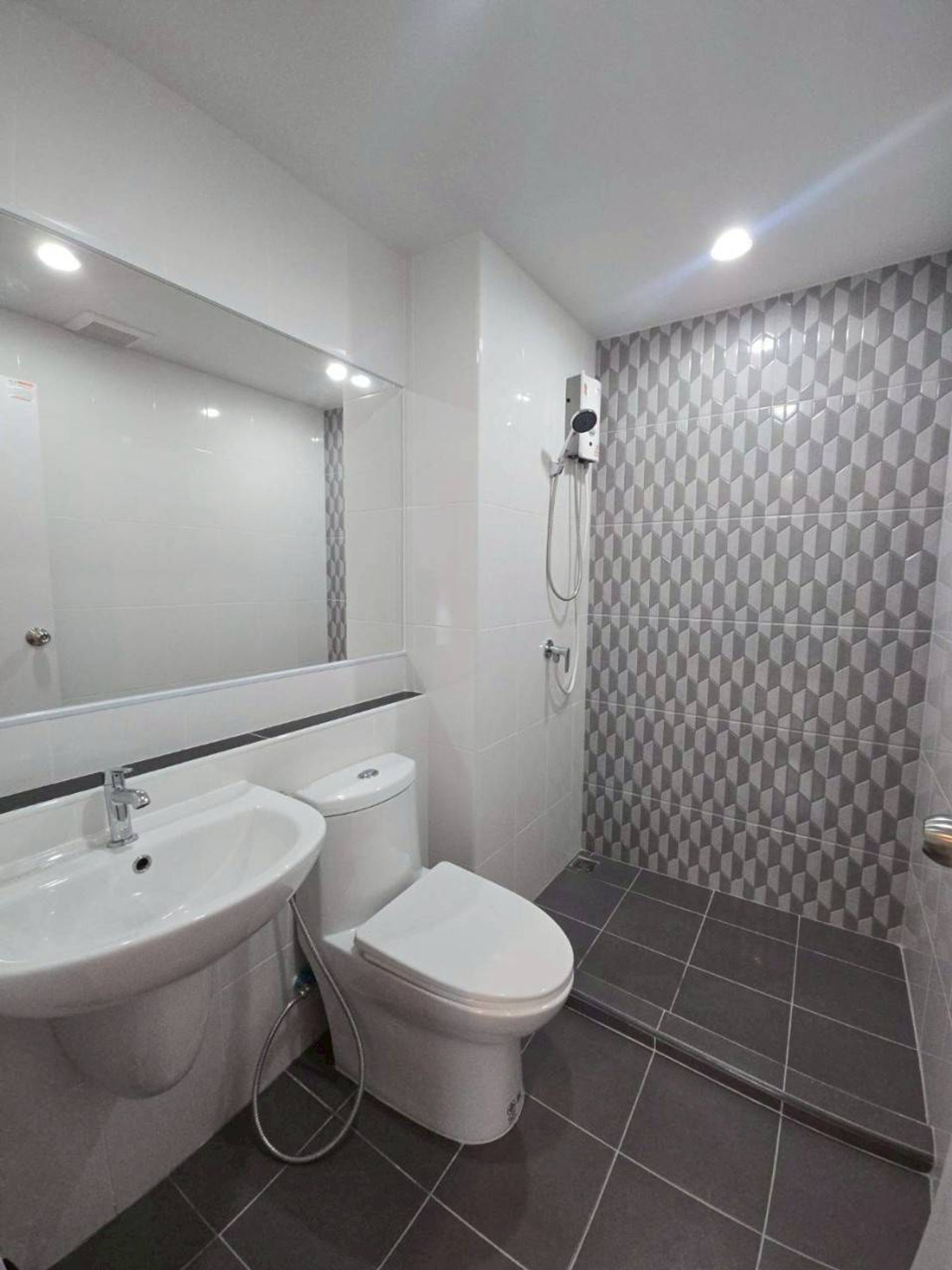 For RentCondoKasetsart, Ratchayothin : For rent ⭐️ 𝗛𝗶 𝗥𝗮𝘁𝗰𝗵𝗮𝘆𝗼𝘁𝗵𝗶𝗻 𝗖𝗼𝗻𝗱𝗼 🚈 ℬ𝓉𝓈. Ratchayothin has a free shuttle. !!! 𝟭𝟬𝟬𝟬𝟬 baht/month 💸