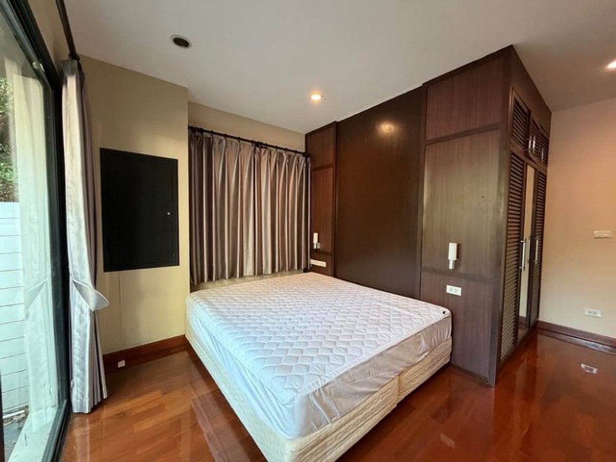 For RentHouseSukhumvit, Asoke, Thonglor : HR3355 House for rent, Private Compound, in the heart of Sukhumvit (Phrom Phong) | 4 private units on an area of ​​over 229 sq m., ready to move in.
