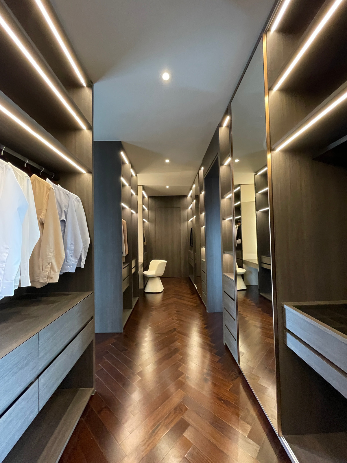 ขายบ้านเลียบทางด่วนรามอินทรา : "หนึ่งเดียวบนเลียบด่วน! Cira Residences บ้านเดี่ยว Ultra-Luxury 3.5 ชั้น พื้นที่ 845 ตร.ม. พร้อมสระว่ายน้ำส่วนตัว | ใกล้ทองหล่อ-พระราม 9 เพียงไม่กี่นาที (สังคมส่วนตัวเพียง 9 ยูนิต)"