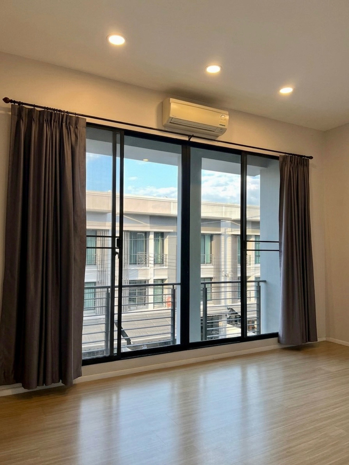 For SaleTownhomeChaengwatana, Muangthong : Baan Klang Muang Ngamwongwan / 3 Bedrooms (FOR SALE) BNS045