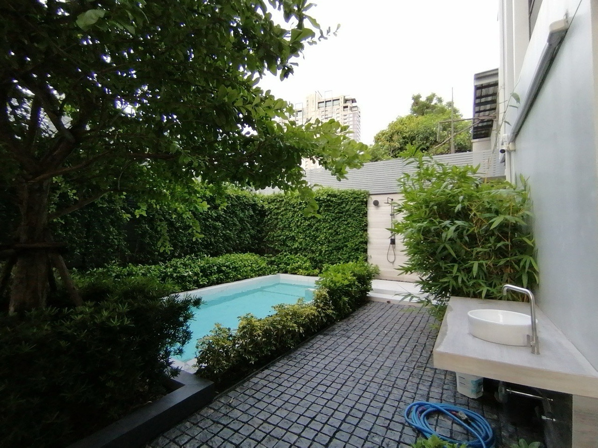 บ้านสุขุมวิท อโศก ทองหล่อ : วิลล่าหรูทองหล่อให้เช่า พร้อมสระว่ายน้ำส่วนตัวและลิฟท์ส่วนตัว