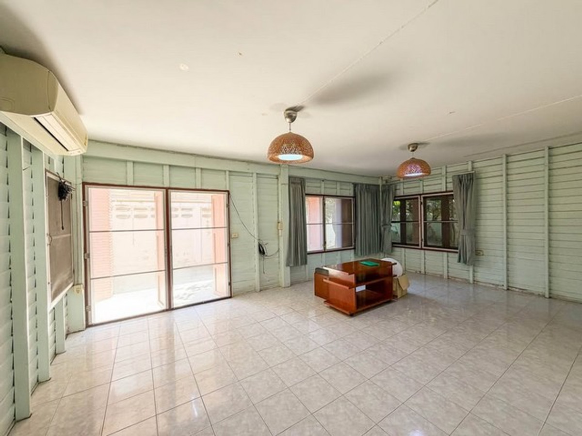 For RentHouseSukhumvit, Asoke, Thonglor : HR3345Rare Find! Classic wooden house, 86 sq m, in the heart of Ekkamai 10 - shady garden area, plenty of parking, the most difficult to find in this area. Change the charm of a 50-year-old wooden house into your new landmark in the heart of Ekamai.