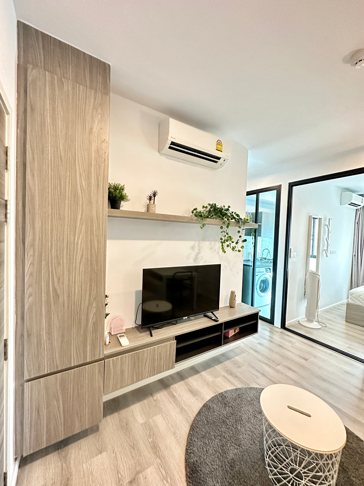 For RentCondoBangna, Bearing, Lasalle : You can get a discount for 2 years. There is a VDO for you to watch (there is a laundry service in the nearest building. 7/11, central area, BTS view) - for rent Notting Hill Sukhumvit 105 near BTS Bearing 400m