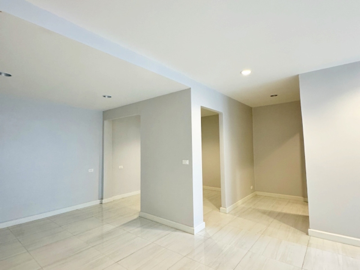 ขายทาวน์โฮมโชคชัย4 ลาดพร้าว71 : ขาย ทาวน์โฮม 3 ชั้น นาคนิวาส เกษมสันต์ 1 ลาดพร้าว สังคมสงเคราะห์ 25 ตร.วา ทำเลดี