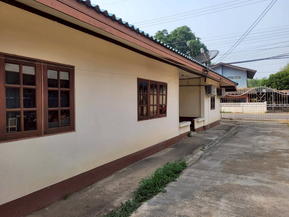 For SaleHousePhayao : House for sale with land, Chiang Kham District, Phayao, wide area with warehouse on an area of ​​278 sq m, suitable for doing business / commercial building.