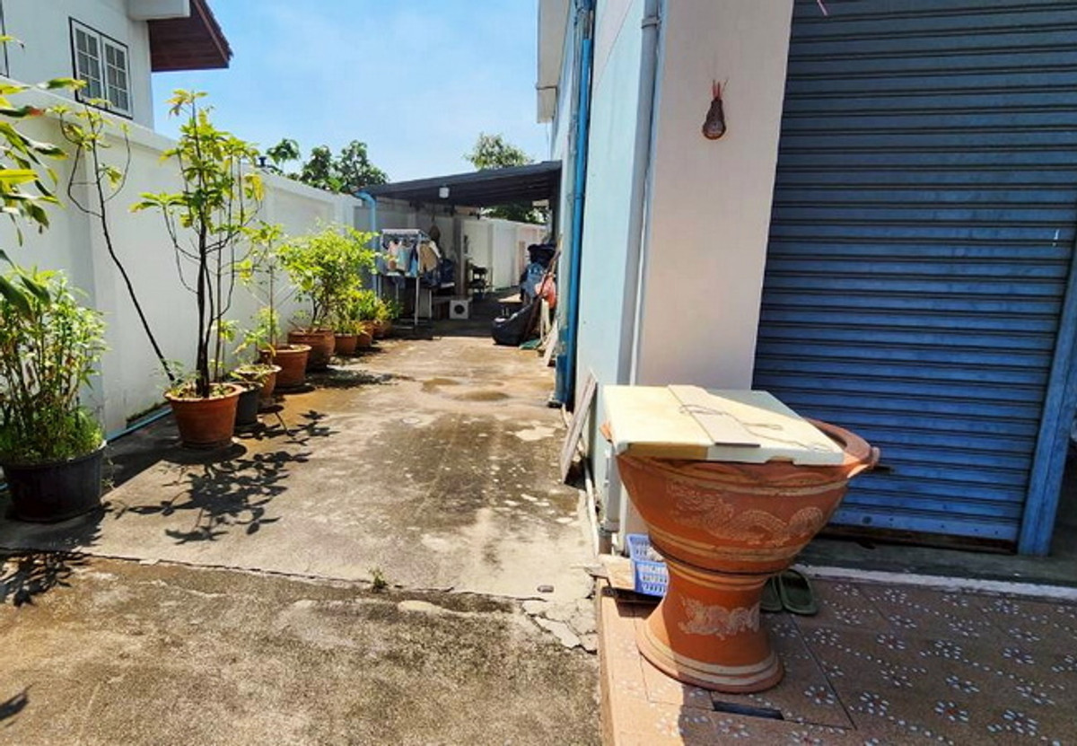 For SaleHome OfficePinklao, Charansanitwong : Office building for sale, next to Suan Phak Road, Taling Chan, Bangkok, area 114.5 sq m, 3.5 floors, 5 bedrooms, 4 bathrooms, price negotiable.