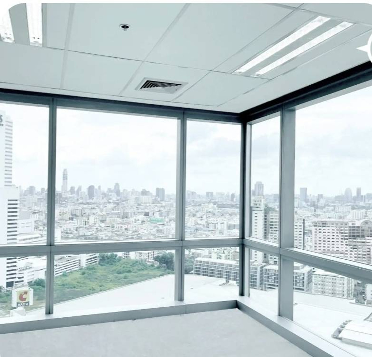 For RentOfficeRatchadapisek, Huaikwang, Suttisan : CW Tower, office building for rent. Next to Ratchadaphisek Road, near The Street Ratchada, decorated area 50 sq m., rent 41,000 baht*/month.