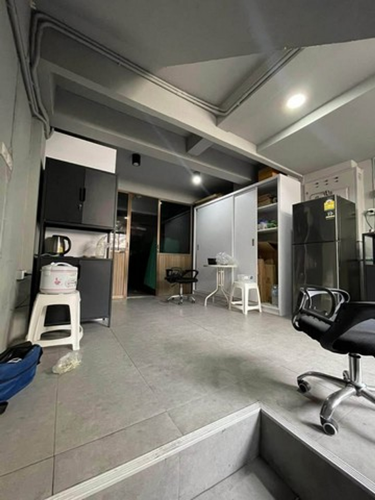 For RentShop HouseRatchathewi,Phayathai : HR3367 4-story building for rent, Pratunam-Ratchaprarop. Located in the heart of the busiest economic and commercial area in Bangkok. Convenient travel close to shopping