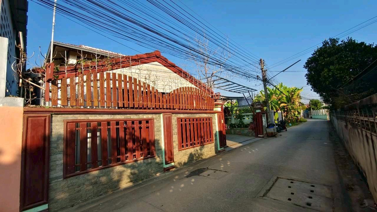 For SaleHousePhitsanulok : For sale: semi-concrete teak house, beautiful, classic, prime location in the heart of Phitsanulok city. Near Central-Buddhist Hospital