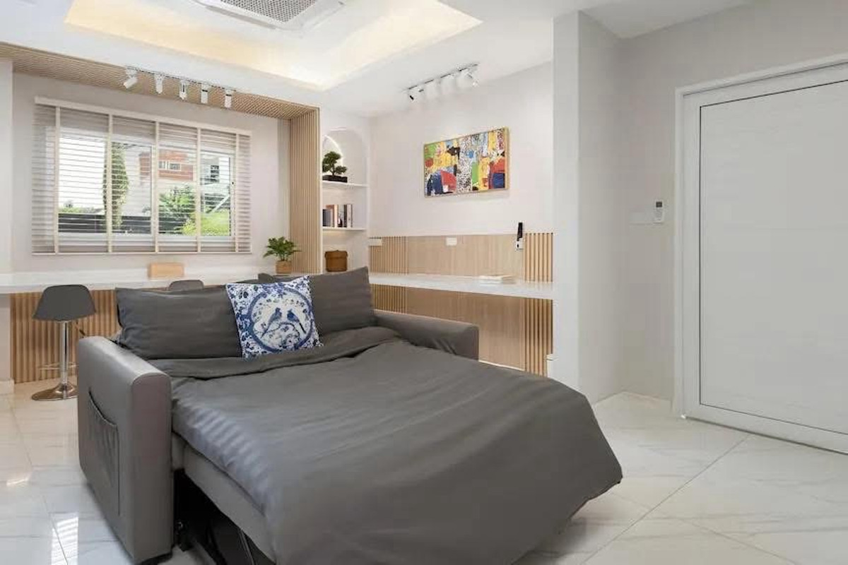 ให้เช่าบ้านรัชดา ห้วยขวาง : ปล่อยเช่าบ้าน 2 ชั้น หลังมุม ขนาด 36 ตรว. 300 ตรางเมตร ซอยรัชดา 18 บ้านสวยตกแต่งใหม่ เฟอร์นิเจอร์ครบพร้อมอยู่ ในหมู่บ้าน ปลอดภัยไม่มีโจร เพื่อนบ้านดีไม่มีปัญหา จอดรถหน้าบ้านได้ 1-2 คัน
