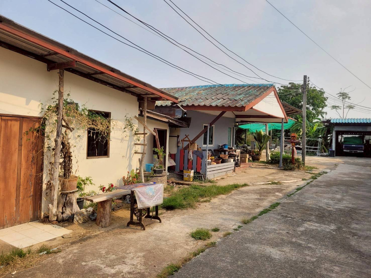 For SaleHousePhayao : House for sale with land, Chiang Kham District, Phayao, wide area with warehouse on an area of ​​278 sq m, suitable for doing business / commercial building.