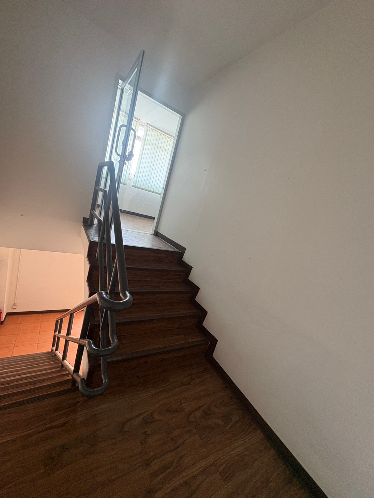 For RentOfficeSamut Prakan,Samrong : Commercial building for rent, Racha Thewa, Bang Phli, area 135 sq m., easy access to the industrial estate.