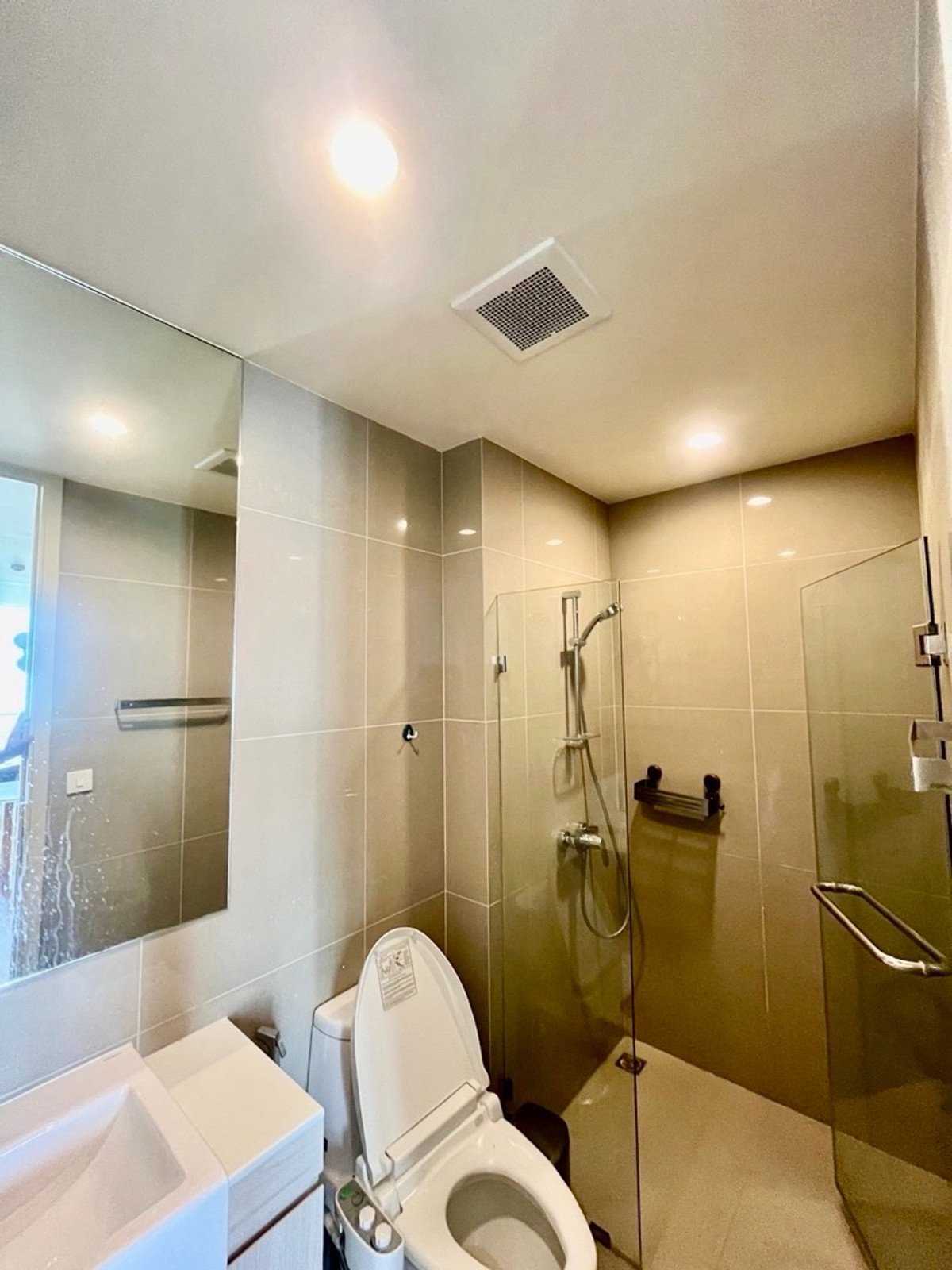 คอนโดสุขุมวิท อโศก ทองหล่อ : ขายหรือให้เช่าคอนโด Noble Recole สุขุมวิท 19 ใกล้ BTS อโศก และ MRT สุขุมวิท ห้อง 2 ห้องนอน ทำเลศูนย์กลางเมือง