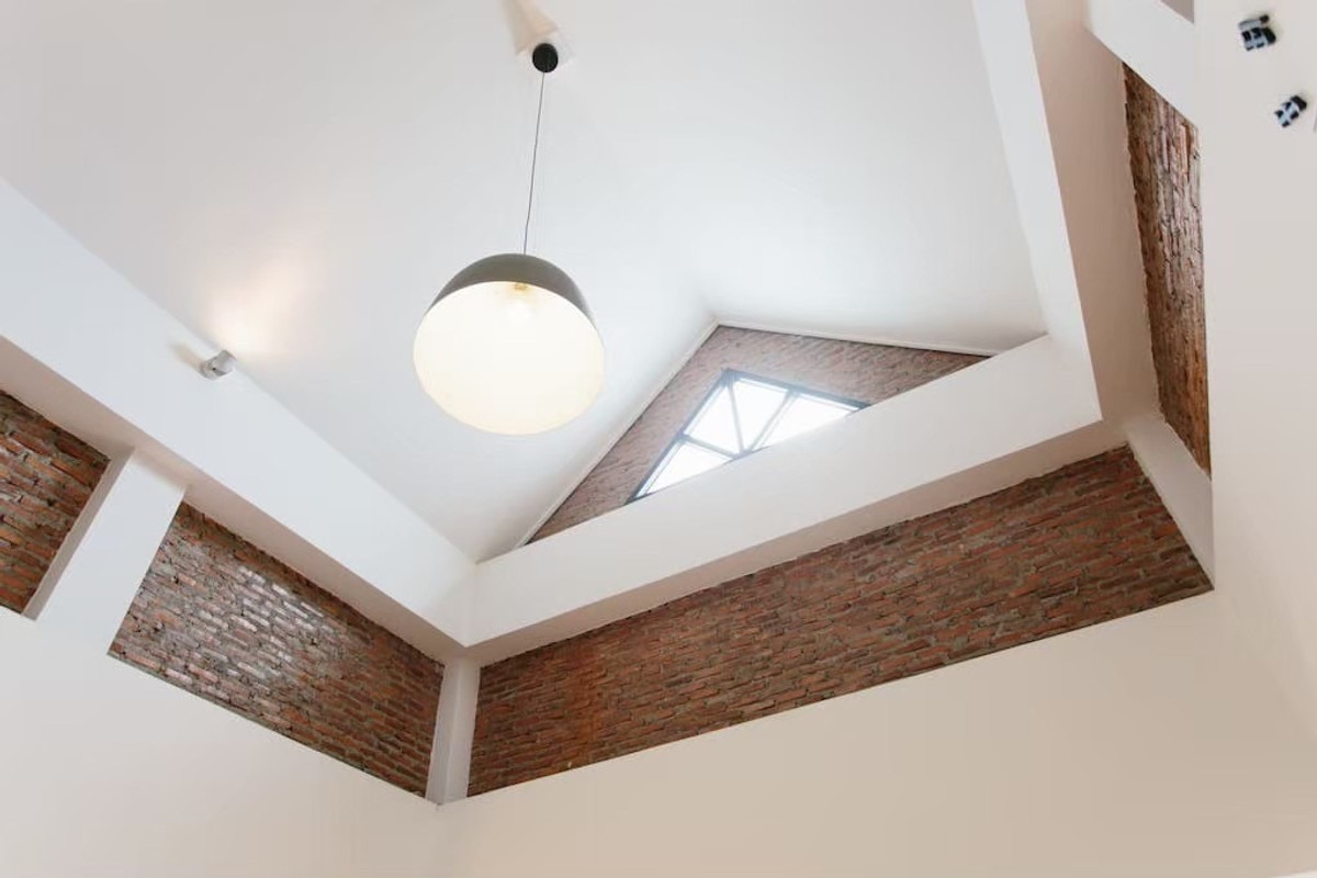 For RentCondoSukhumvit, Asoke, Thonglor : Urgently available room for rent: Young Place, Soi Prasarnmit (Sukhumvit 23). If interested in negotiating the price, add Line @condo168 (with @ in front as well)