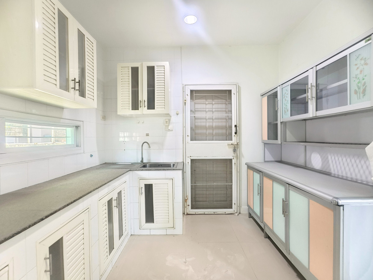 ขายบ้านมีนบุรี-ร่มเกล้า : ขาย บ้านเดี่ยว สัมมากร รามคำแหง162/1 ติดรถไฟฟ้า 4 ห้องนอน 3 ห้องน้ำ เพดานสูง double volume มีห้องนอนชั้นล่าง พร้อมตกแต่ง ค่าส่วนกลางถูก