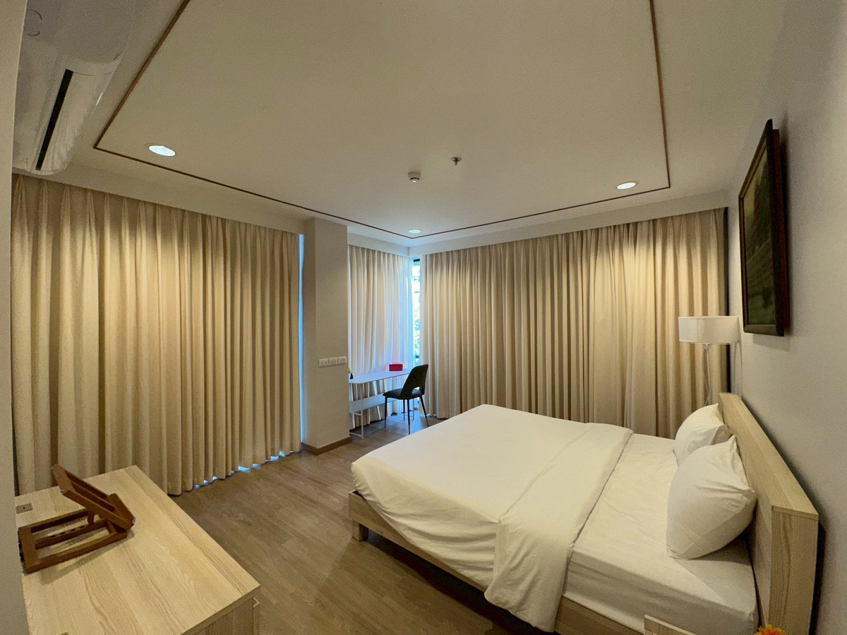 For RentSathorn, Narathiwat : Spacious 2-Bedroom, large room in Sathorn area. In the heart of Bangkoks business district / Unit 125 Sq.m. Near BTS St.Louis, convenient travel, close to the BTS and surrounded by office buildings, restaurants, hospitals and complete amenities.