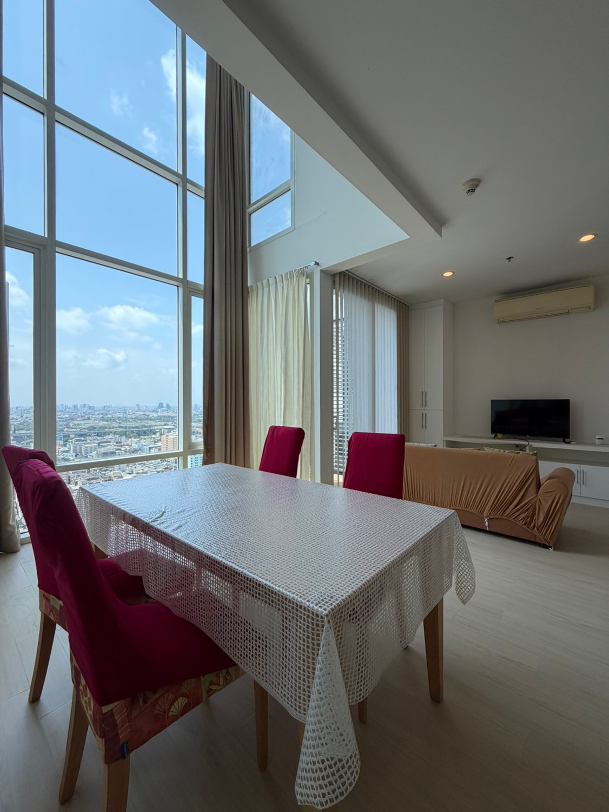 For RentCondoRatchathewi,Phayathai : 🎉Condo for rent, Villa Ratchathewi, Duplex room, ready to move in🎉 1 bedroom, rent only 33,000 baht, make an appointment to see the room, contact Line id: @568lwoey