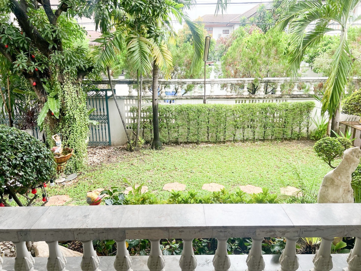 For SaleHouseSukhumvit, Asoke, Thonglor : 2-story detached house, prime location, Sukhumvit 103, large house, wide area, complete functions, with lawn and usable area around the house. Suitable for large families, convenient travel, close to the BTS and many large department stores.