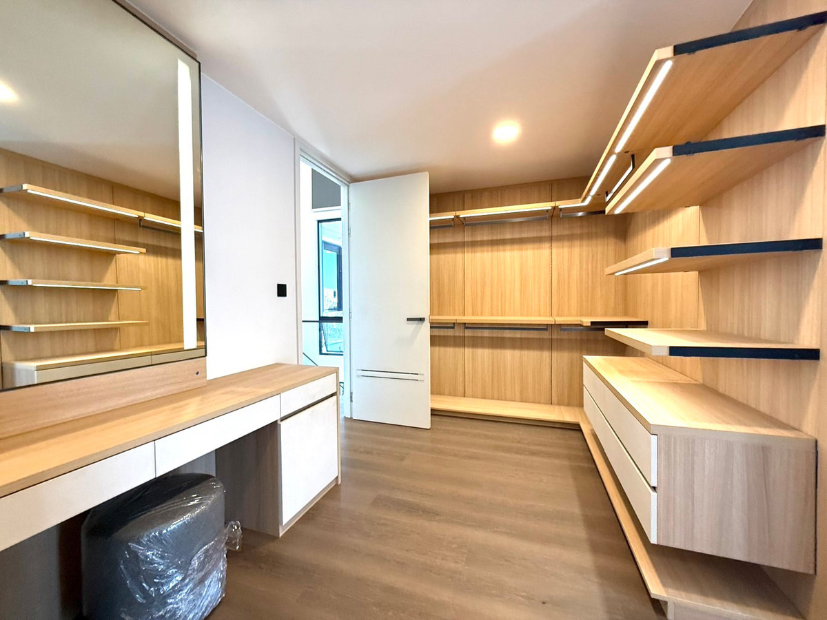 For SaleHousePattanakan, Srinakarin : House for sale VIVE New Krungthepkreetha has a private pool, private elevator, parking for 4 cars+